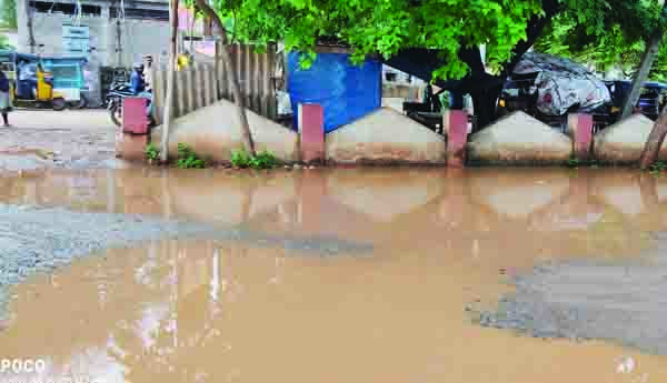 వర్షంతో రహదారులు జలమయం