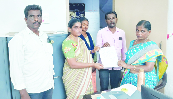 అంగన్‌వాడీలపై అధికారుల ఒత్తిళ్లు ఆపాలి