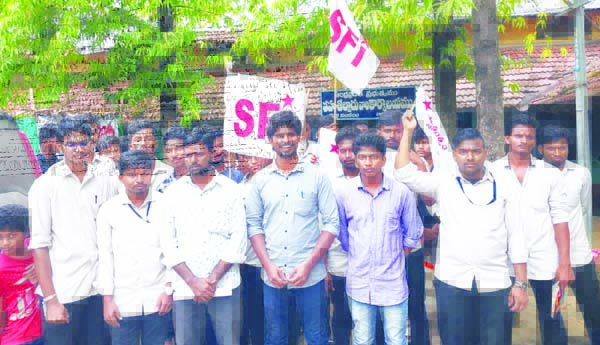 ప్రిన్సిపల్‌ను సస్పెండ్‌ చేయాలి: ఎస్‌ఎఫ్‌ఐ