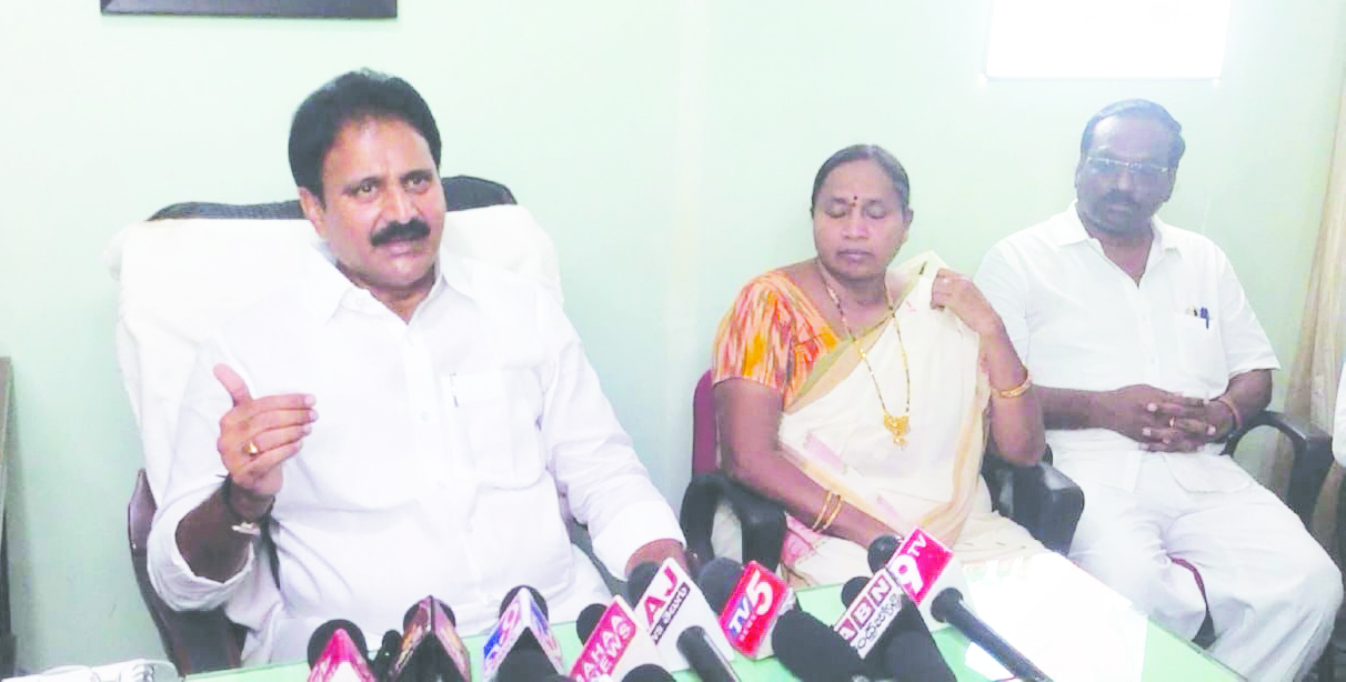 గత ప్రభుత్వం సెంటు భూమీ ఇవ్వలేదు: మోపిదేవి