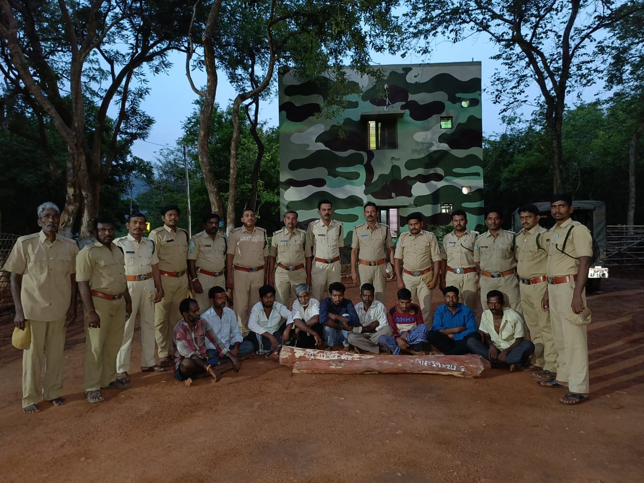 తమిళ కూలీలతో ఫారెస్ట్‌ సిబ్బంది.