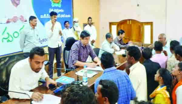 గిరిజనుల సమస్యలపై ప్రత్యేక దృష్టి