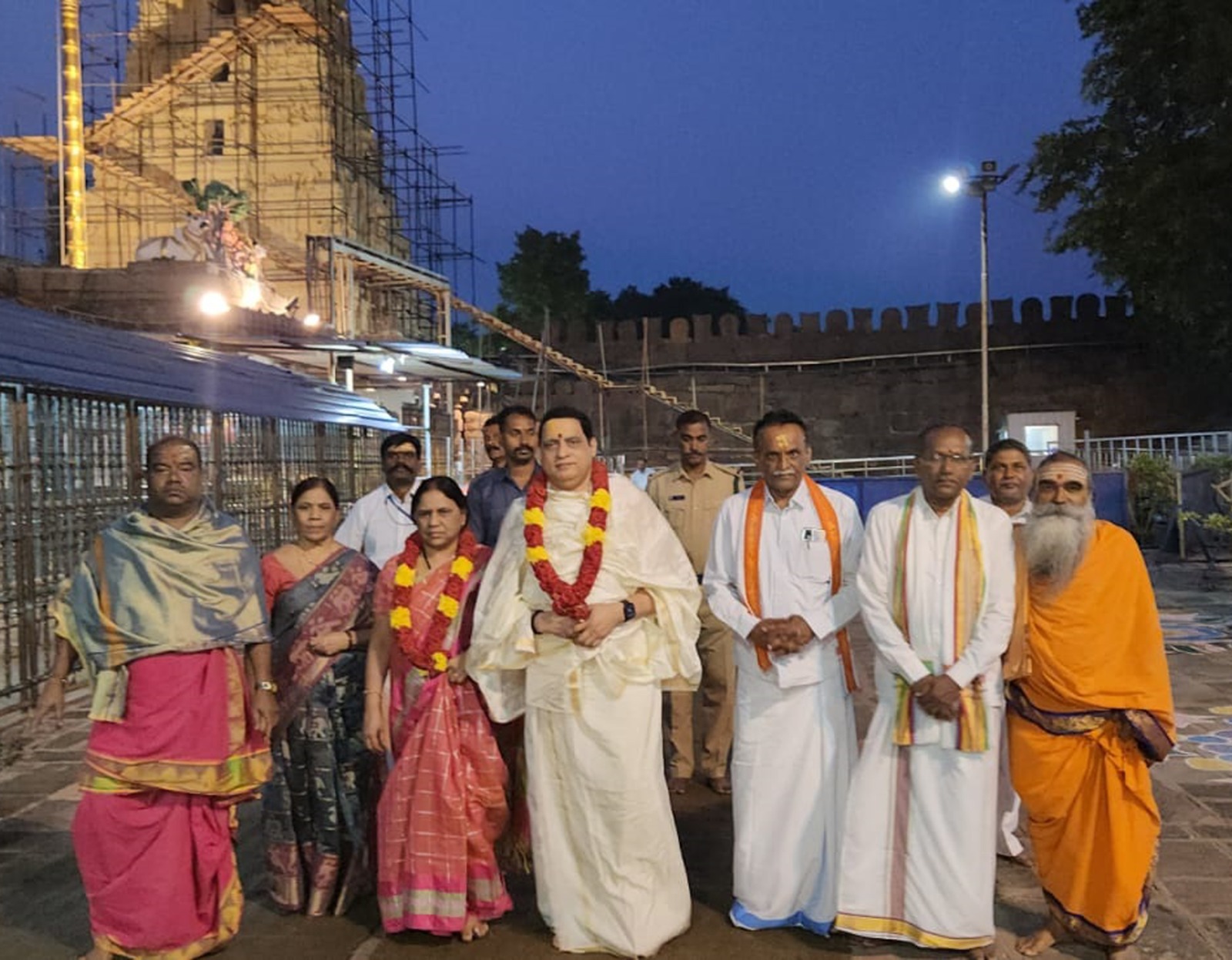  తెలంగాణ హైకోర్ట్‌ న్యాయమూర్తికి స్వాగతం పలుకుతున్న అధికారులు