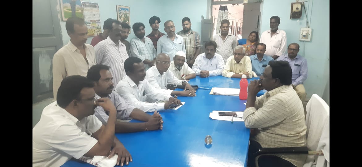 వినతిపత్రం అందజేస్తున్న అఖిలపక్షాల నాయకులు