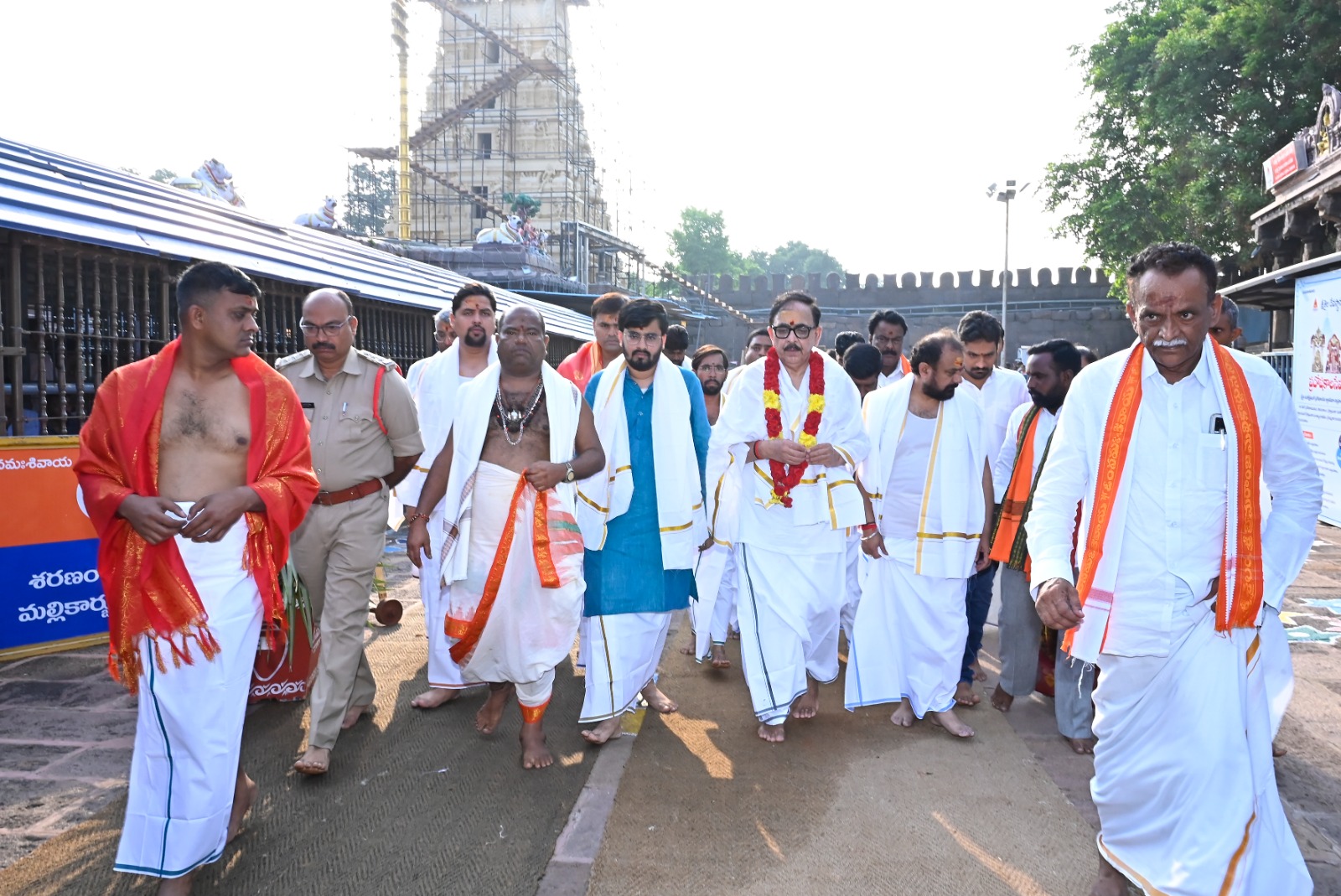  స్వాగతం పలుకుతున్న ఆలయ అధికారులు