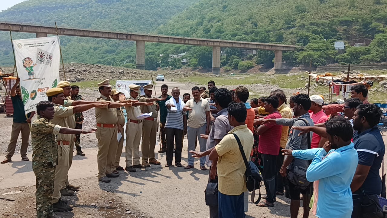 ప్రజలకు అవగాహన కల్పిస్తున్న దృశ్యం