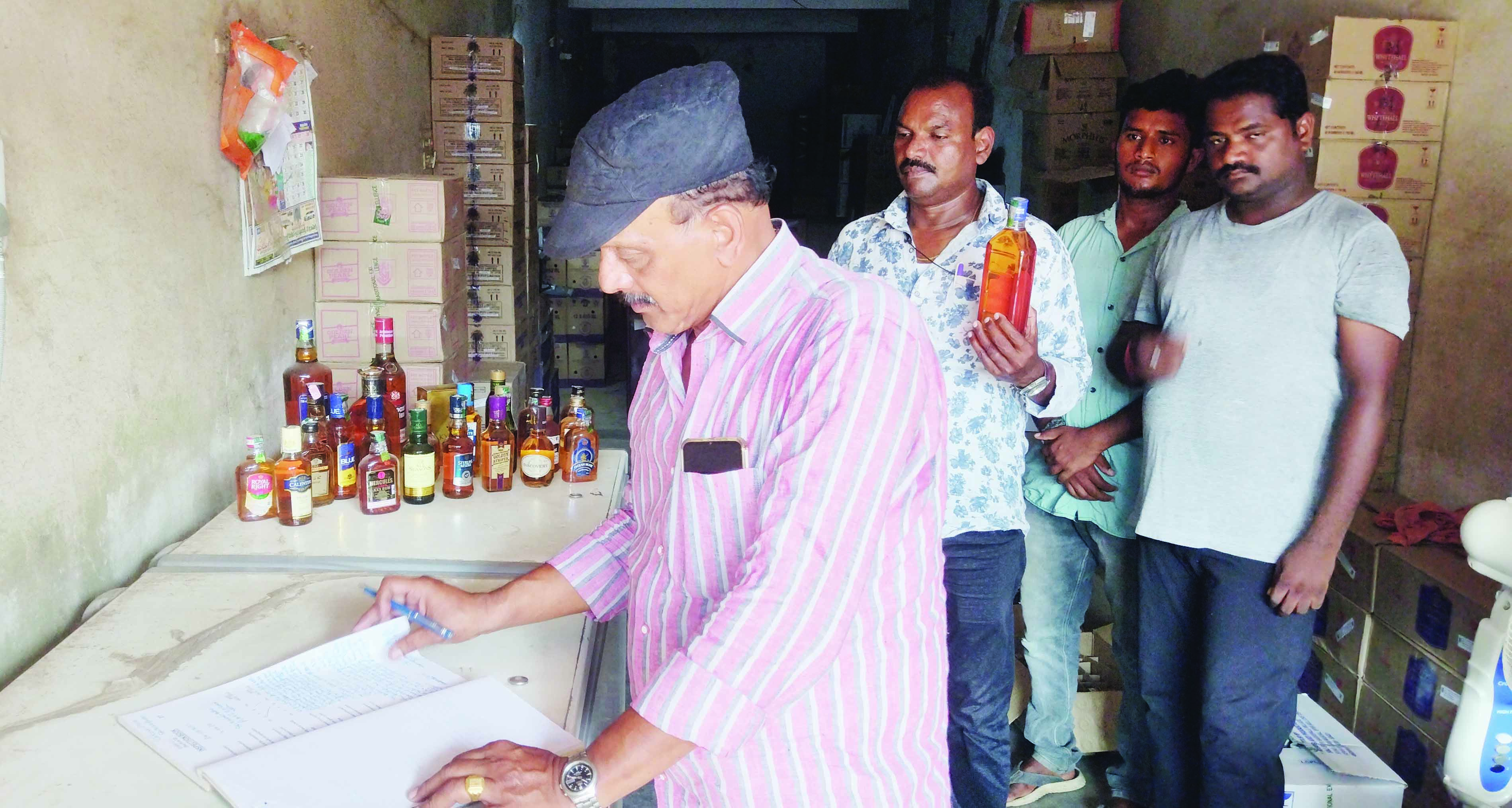 మద్యం దుకాణాల్లో తనిఖీలు