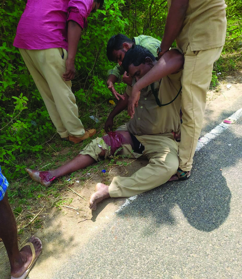 రోడ్డు ప్రమాదంలో ఫారెస్ట్‌ బీట్‌ అధికారి దుర్మరణం