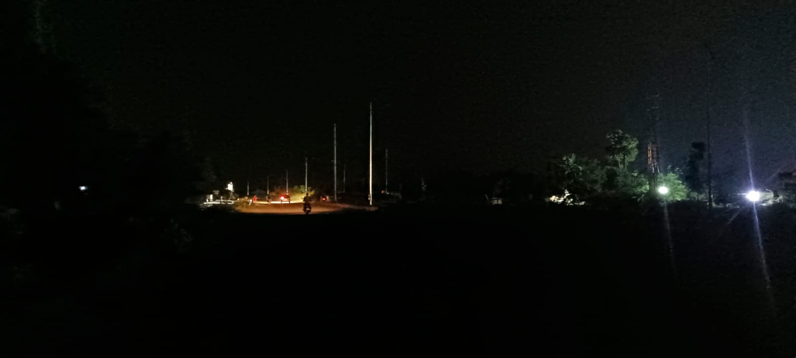 నత్త నడకన వీధి దీపాలు ఏర్పాటు