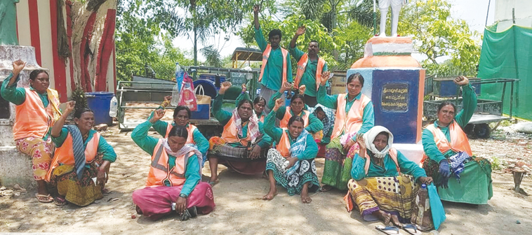 తుళ్ళూరులో ధర్నా చేస్తున్న కార్మికులు