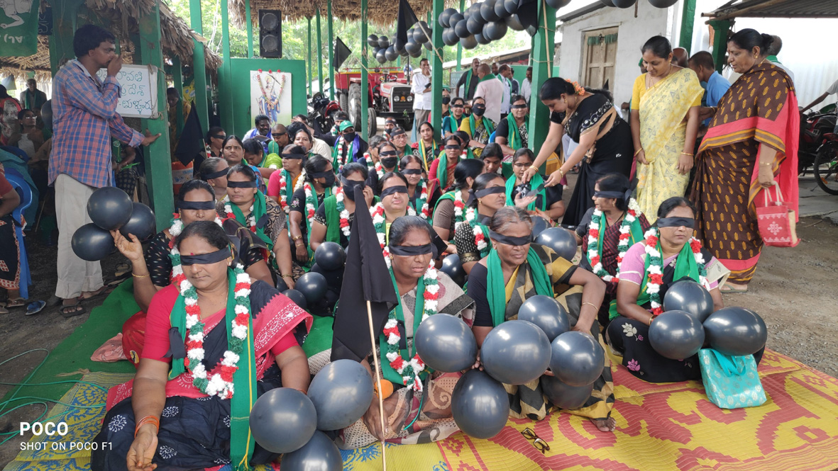 నల్ల బెలూన్లతో రైతుల నిరసన