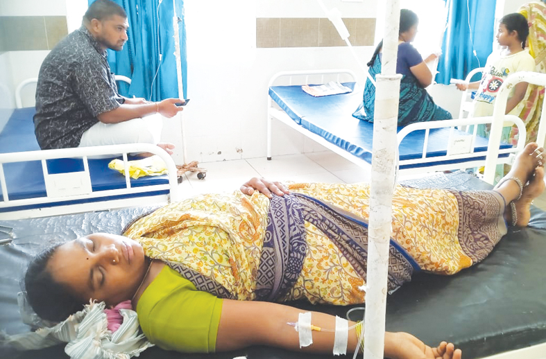 తుళ్లూరు ఆస్పత్రిలో చికిత్స పొందుతున్న పారిశుధ్య కార్మికులు