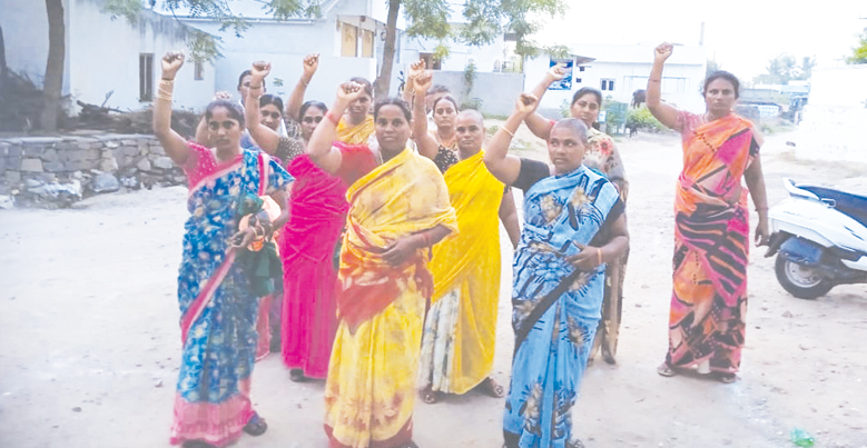 అనంతరవరంలో నిరసన తెలుపుతున్న కార్మికులు