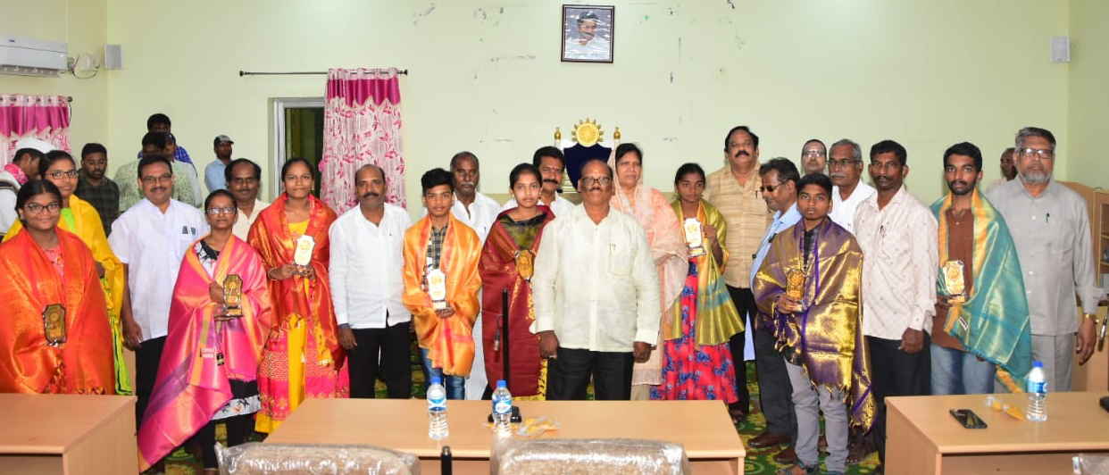 పదిలో ప్రతిభావంతులకు ఆర్థిక ప్రోత్సాహకాలు, సత్కారం