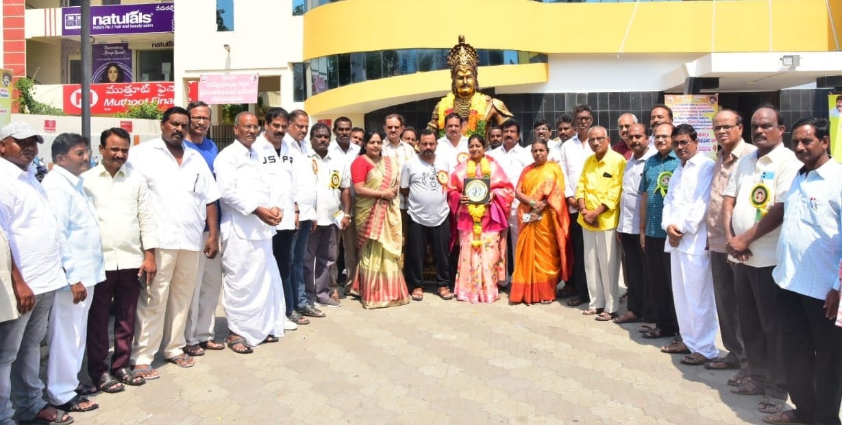 రంగస్థల నటి భవానికి ఎన్‌టిఆర్‌ సత్కారం