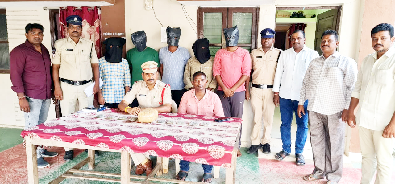 గంజాయి విక్రయించే ముఠా అరెస్టు