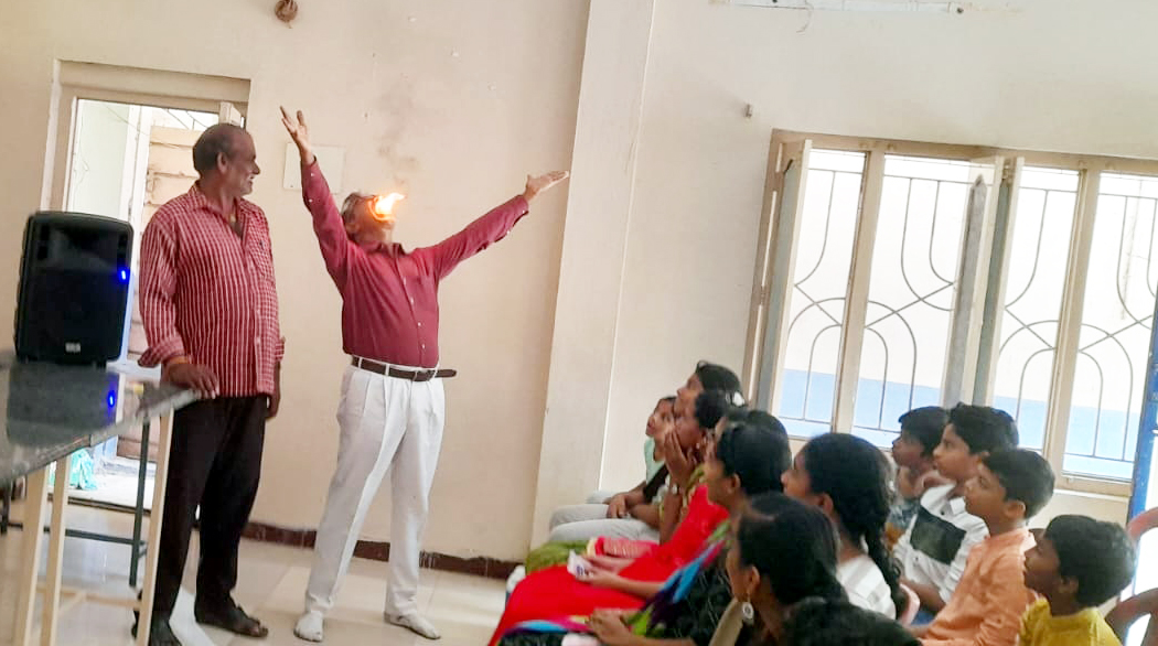 అరచేతిలో నాణెం.. అంతలోనే మాయం..