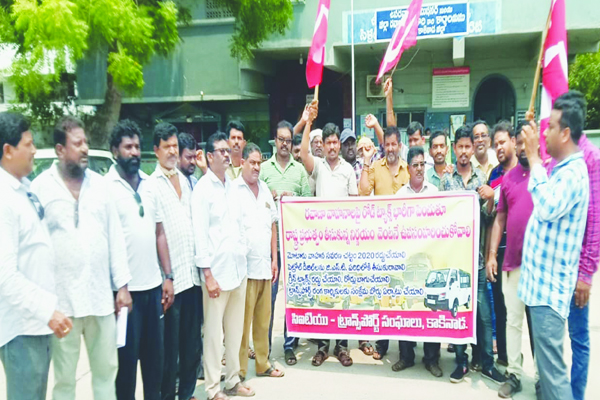 రోడ్డు పన్ను ఉపసంహరించుకోవాలి