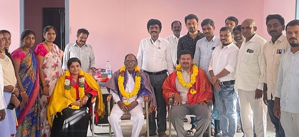 అవార్డు గ్రహీతలకు సన్మానం