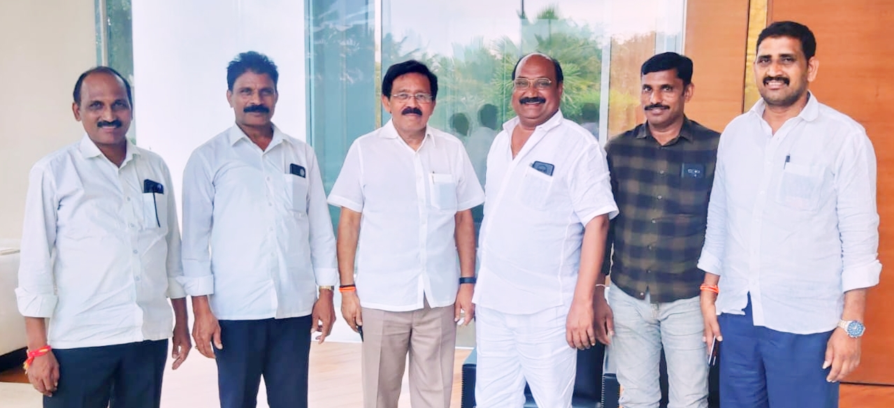 ఎంఎల్‌ఎ అభ్యర్థిని కలిసిన వైసిపి నేతలు