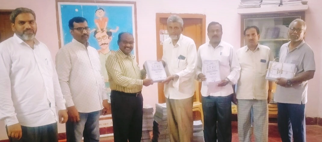 హెచ్‌ఎంలకు పుస్తకాలు అందజేసిన