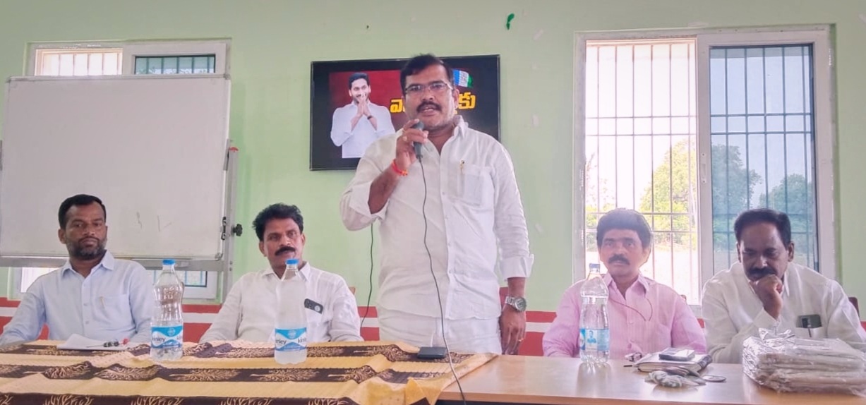వాలంటీర్లే నిజమైన సేవకులు