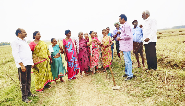 Vya-kasa-leaders-employment-guarantee-defense-trip-in-Nandigama