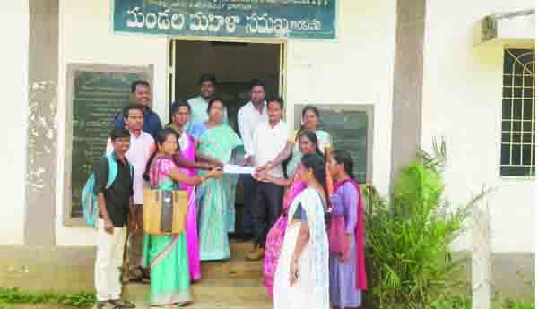 సమస్యలపై విఒఎల వినతి