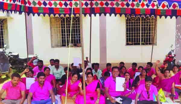 మన్యంలో యానిమేటర్ల ఆందోళన