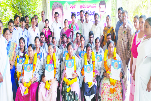 ప్రభుత్వానికి ప్రజలకు వారధిగా వాలంటీర్లు