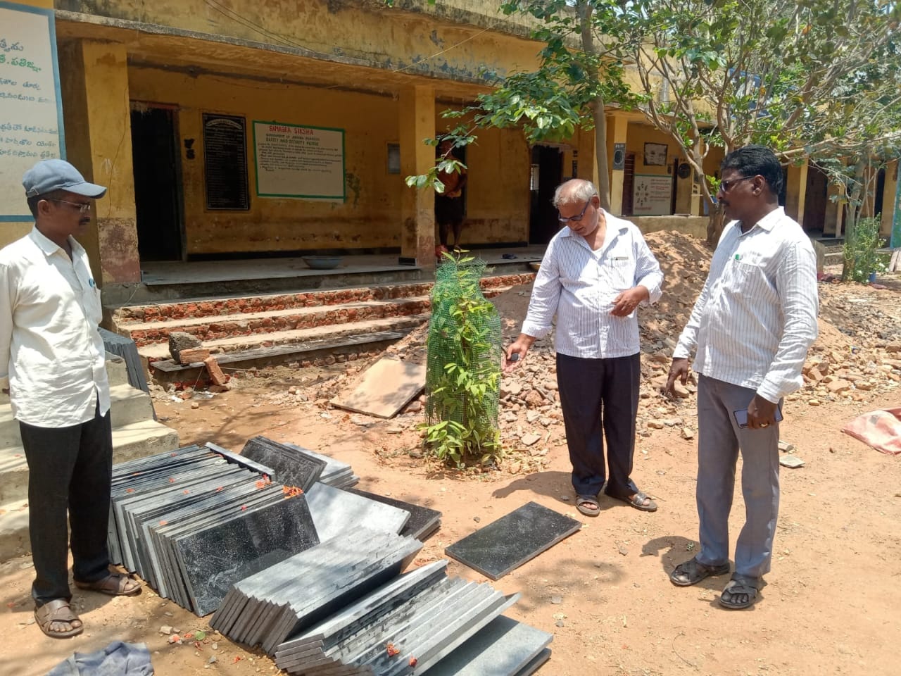 నాడు-నేడు పనులు పరిశీలన
