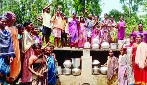 ఖాళీ బిందెలతో ఆందోళన