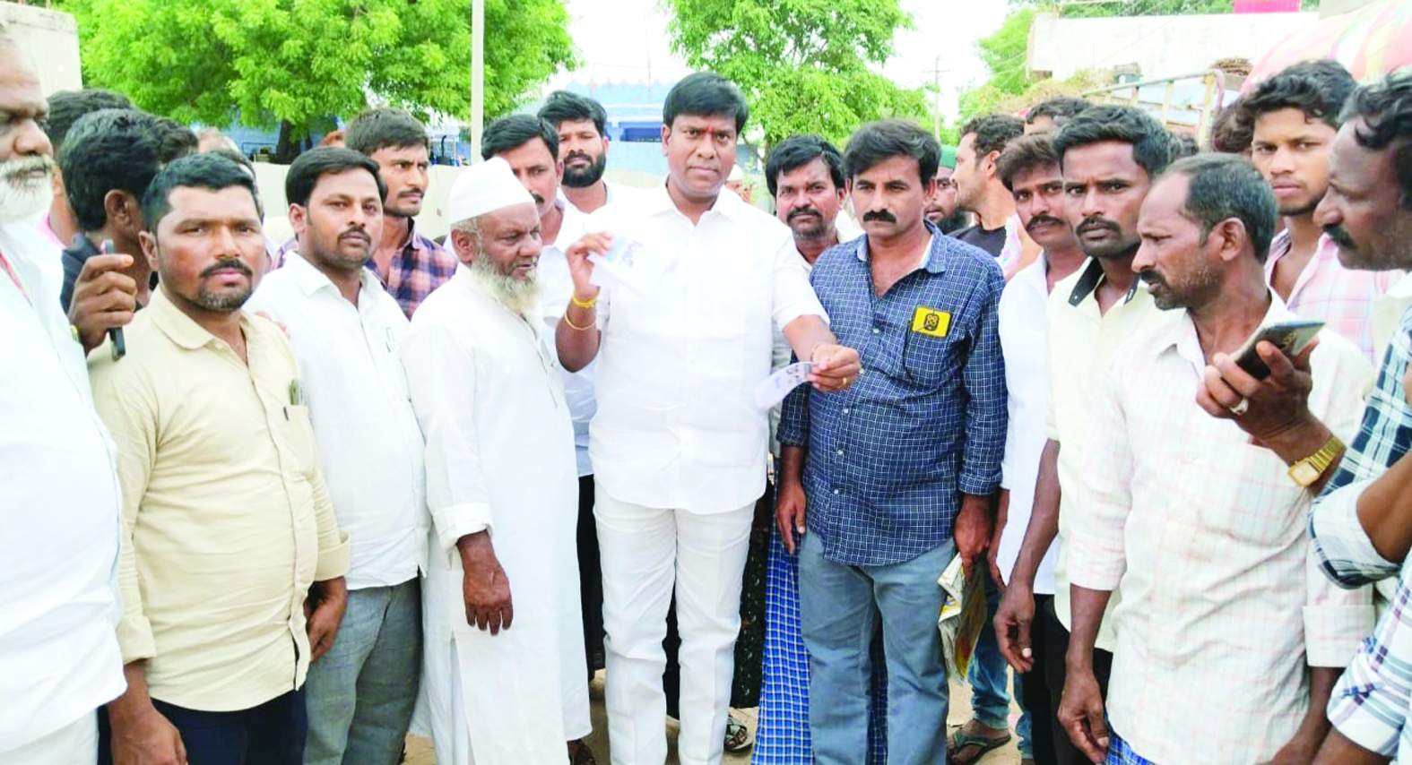 నిరసన తెలియజేస్తున్న మాజీ ఎమ్మెల్యే బీవీ, టిడిపి కార్యకర్తలు