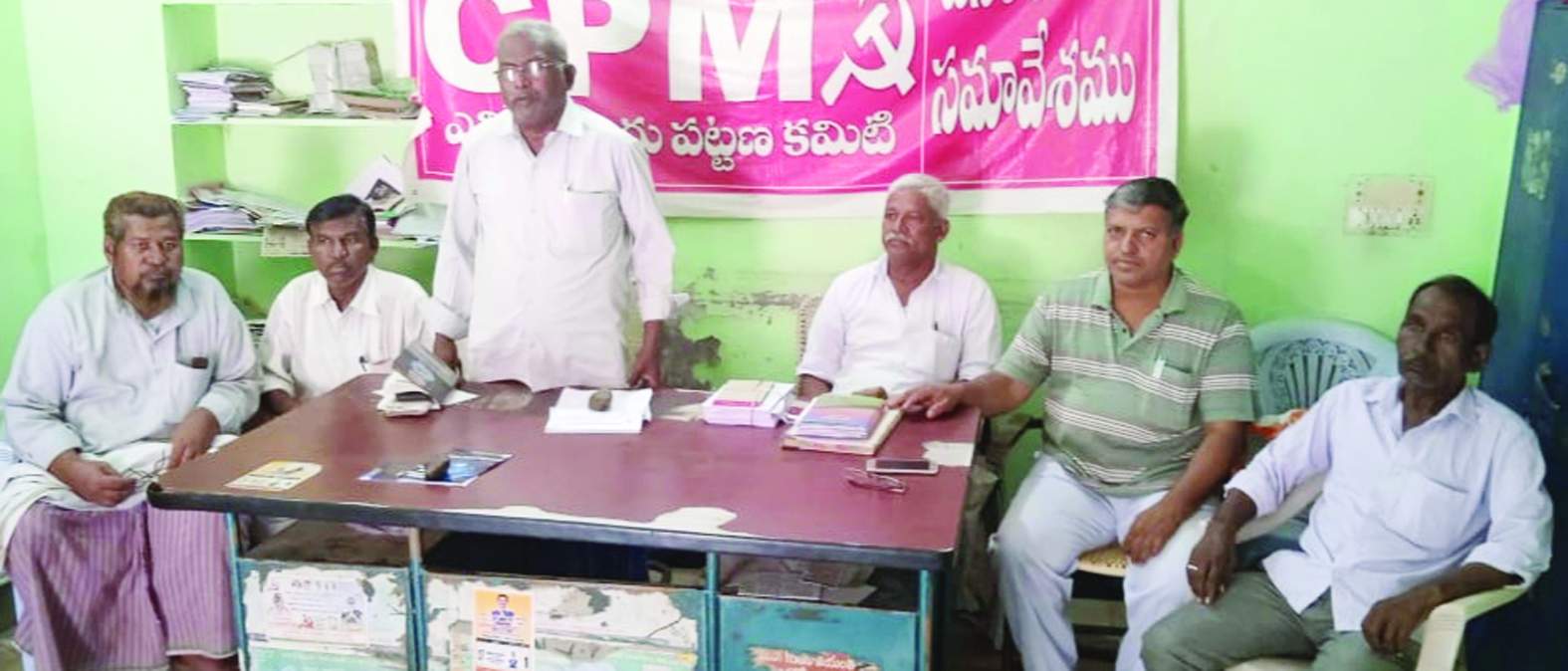 సమావేశంలో మాట్లాడుతున్న రామాంజనేయులు