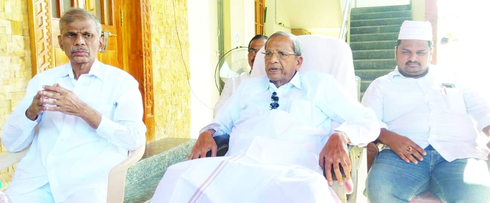 సమావేశంలో మాట్లాడుతున్న ఎమ్మెల్యే ఎర్రకోట