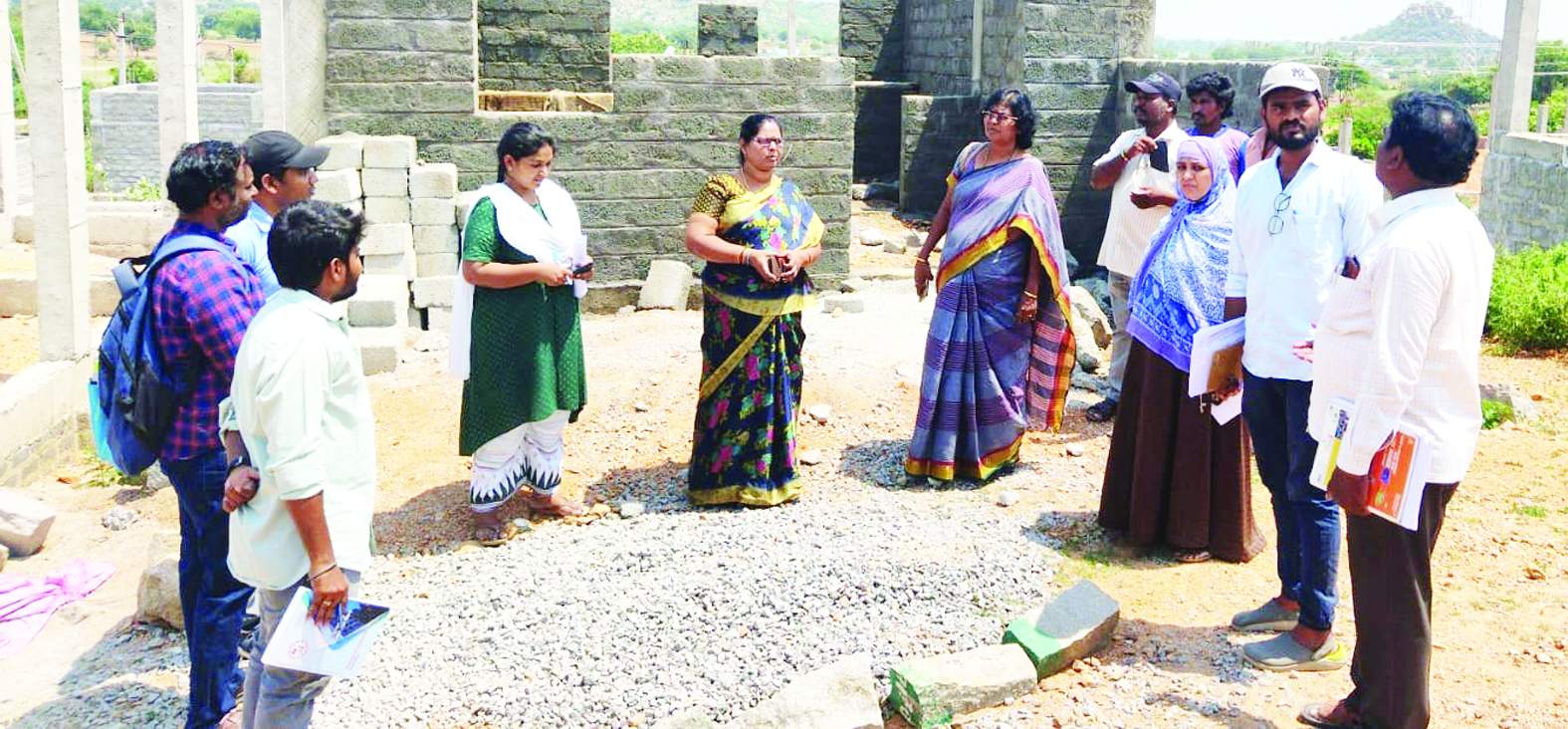 గృహాలను పరిశీలిస్తున్న ఎంపిడిఒ బంగారమ్మ