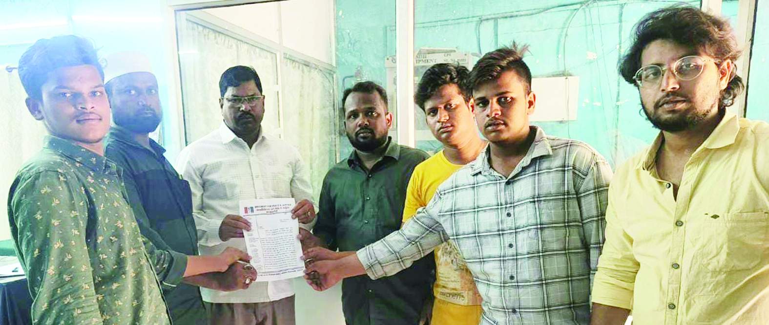 తహశీల్దార్‌కు వినతిపత్రం అందజేస్తున్న నాయకులు