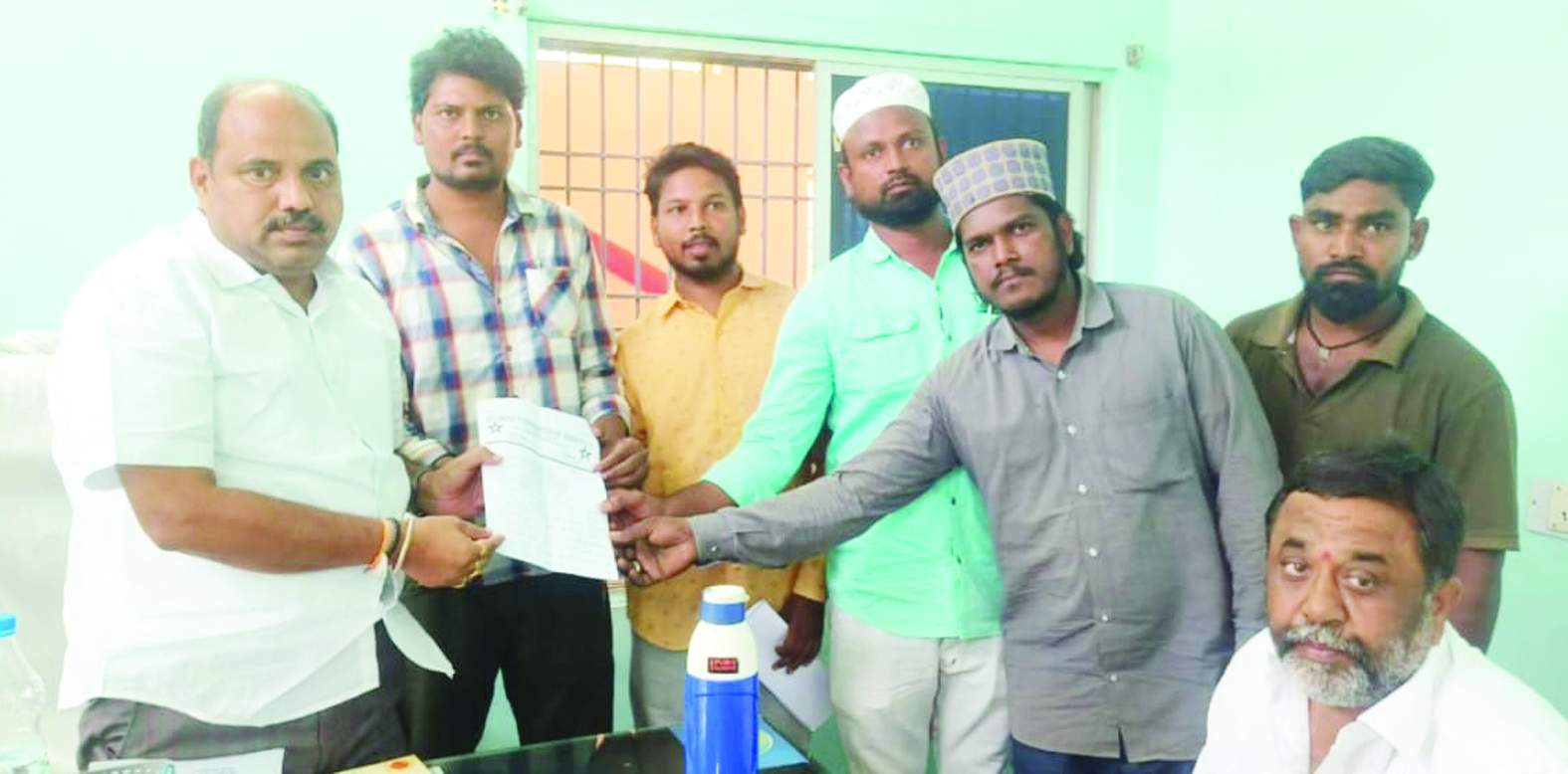 వైసిపి సీనియర్‌ నాయకులు జగన్మోహన్‌ రెడ్డికి వినతి పత్రం అందజేస్తున్న ఎస్‌ఎఫ్‌ఐ నాయకులు