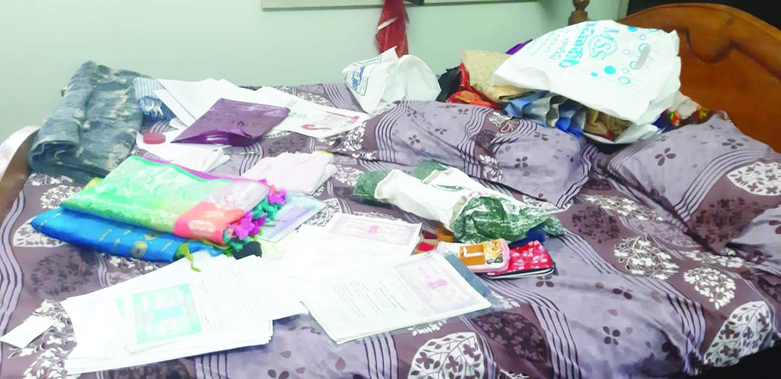 బీరువాలోని వస్తువులు చిందర వందరగా పాడేసిన దుండగులు