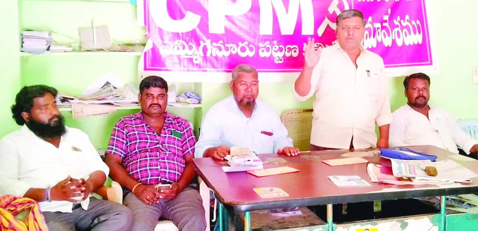 సమావేశంలో మాట్లాడుతున్న రాముడు