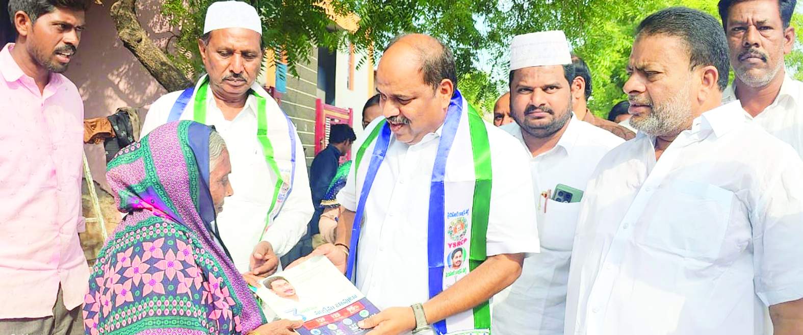 సంక్షేమ ఫలాలను వివరిస్తున్న జగన్మోహన్‌ రెడ్డి