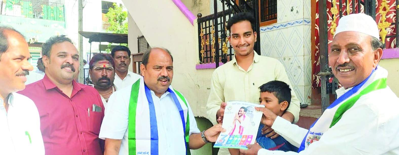 సంక్షేమ ఫలాల కరపత్రాలను అందిస్తున్న జగన్మోహన్‌ రెడ్డి