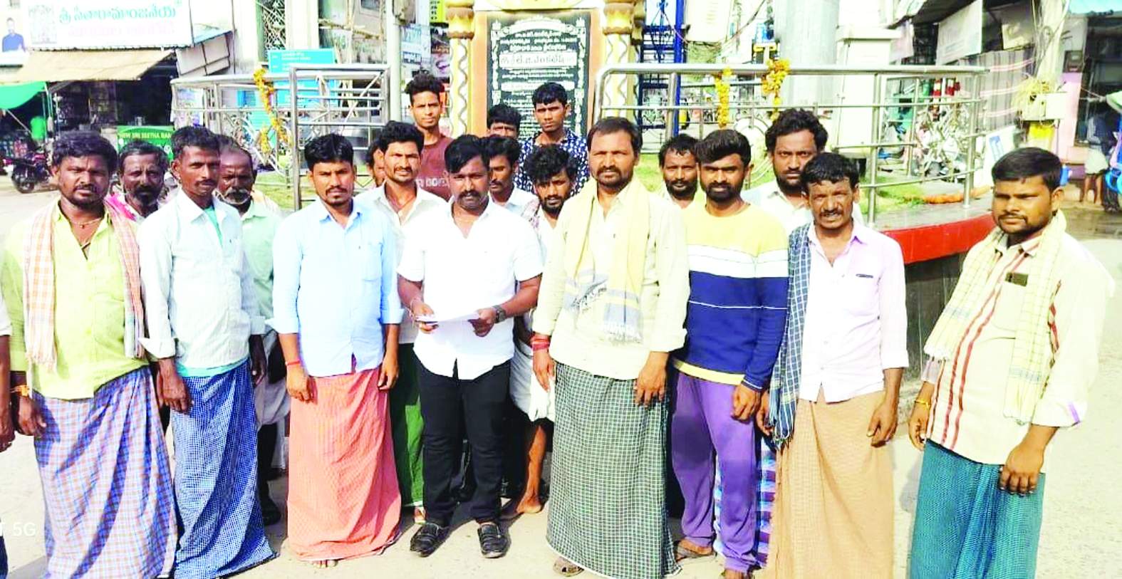 మాల మహానాడు ఆధ్వర్యంలో వేడుకలు నిర్వహిస్తున్న నాయకులు