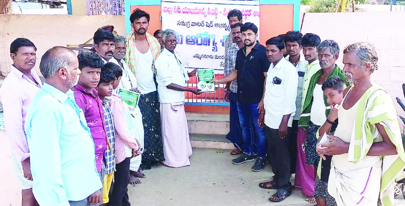 మందులు అందజేస్తున్న డాక్టర్‌ అశోక్‌ కుమార్‌