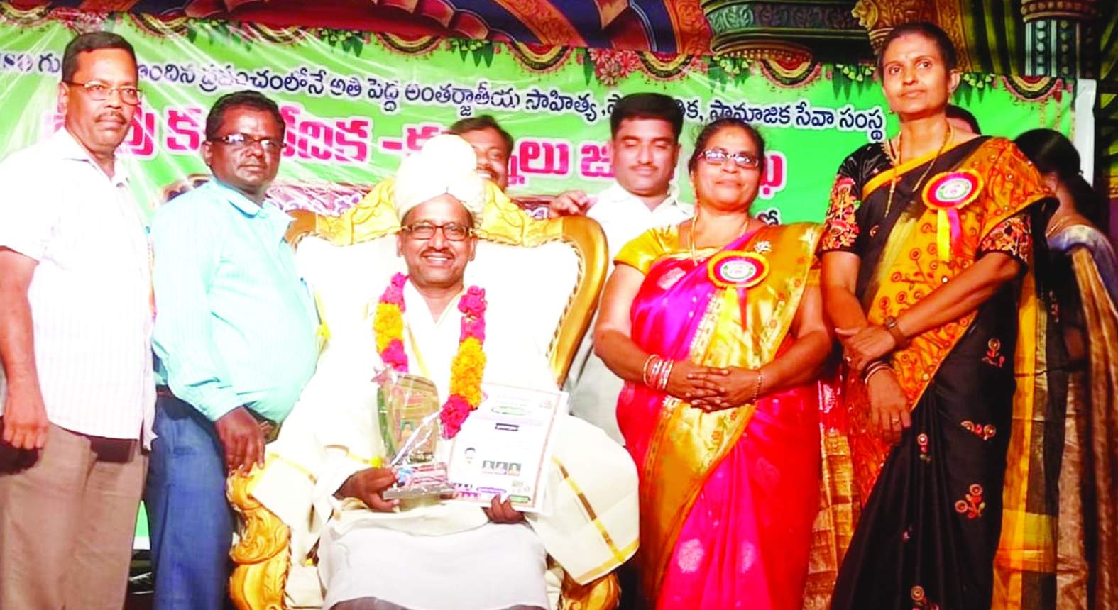 గద్వాల సోమన్నను సన్మానిస్తున్న అతిథులు