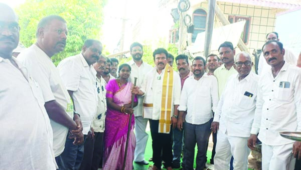 సిసి రోడ్లు, డ్రెయిన్లు నిర్మాణాలకు శంకుస్థాపన