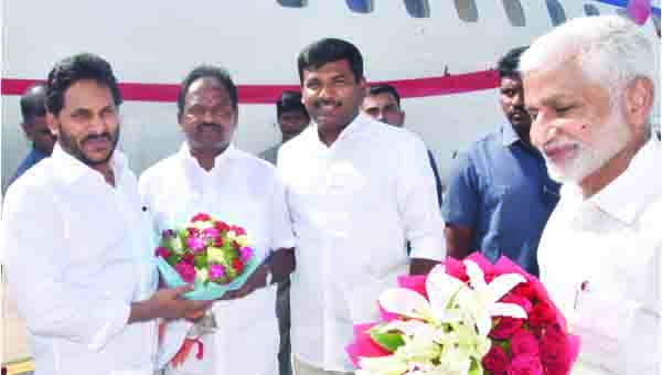 విశాఖలో ముఖ్యమంత్రికి ఘన స్వాగతం