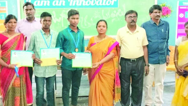 పదిలో ప్రతిభ కనబరిచిన విద్యార్థులకు ప్రోత్సాహకం