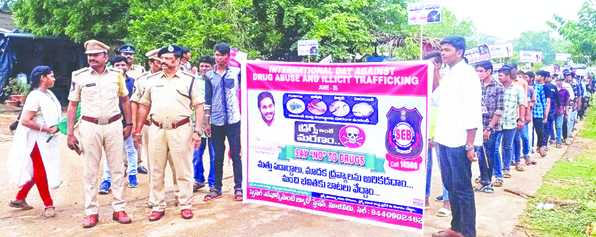 మత్తు పదార్థాలకు దూరంగా ఉండాలి