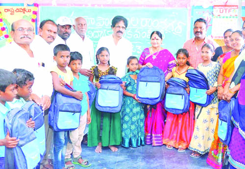 జగనన్న విద్యాకానుక అందజేత